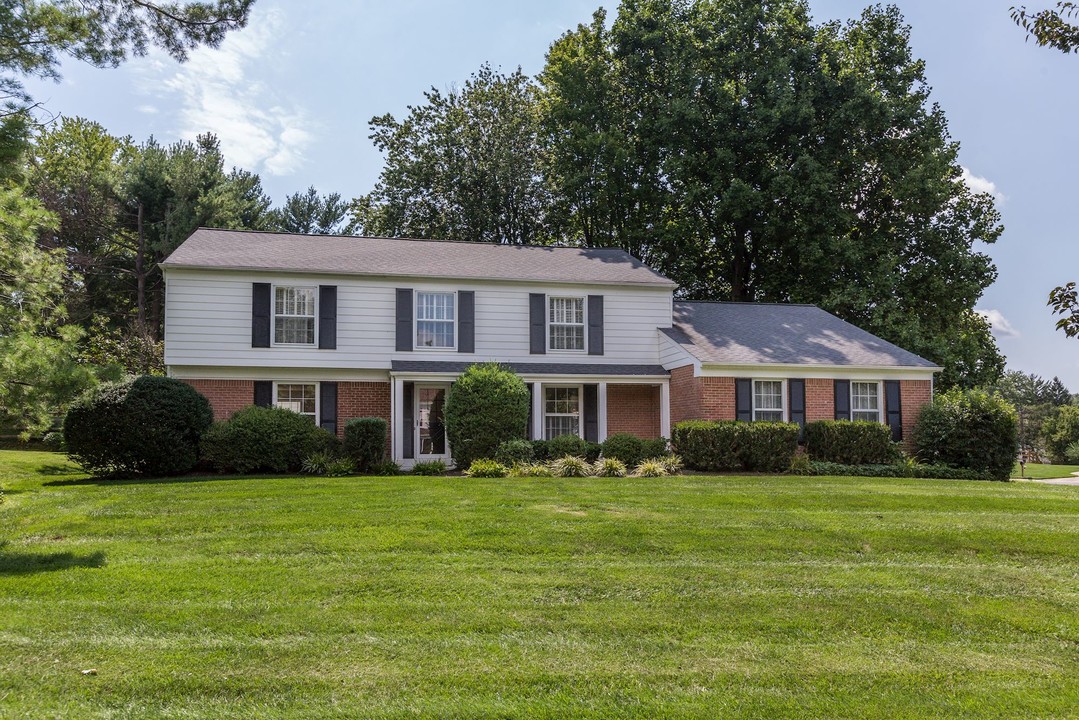 8804 Falls Chapel Way in Potomac, MD - Building Photo