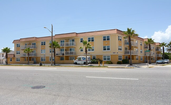 Daytona Ocean View Apartments in Daytona Beach, FL - Building Photo - Building Photo
