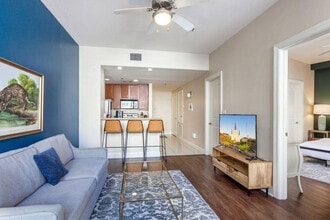 925 Common St in New Orleans, LA - Foto de edificio - Building Photo