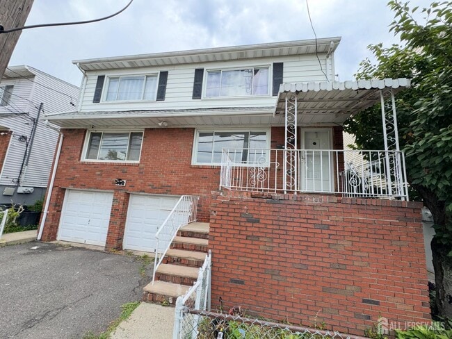 304 Woodcliff Ave in North Bergen, NJ - Building Photo - Building Photo
