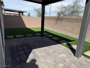9590 Dollardton St in Las Vegas, NV - Foto de edificio - Building Photo