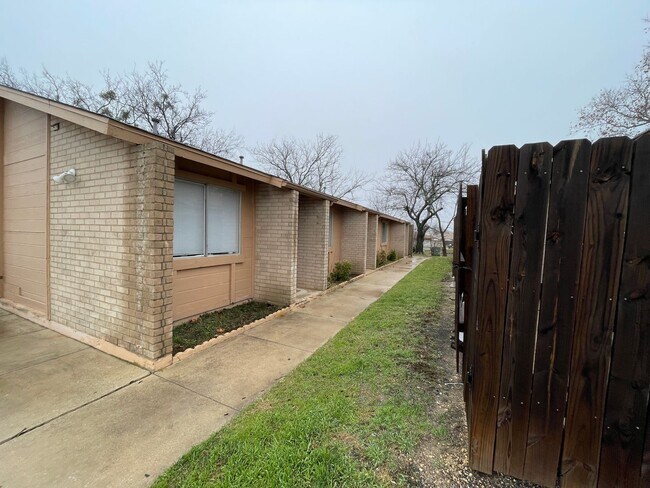 2206 Silverway Dr in Killeen, TX - Building Photo - Building Photo