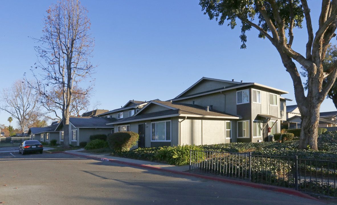 Almaden Gardens in San Jose, CA - Foto de edificio