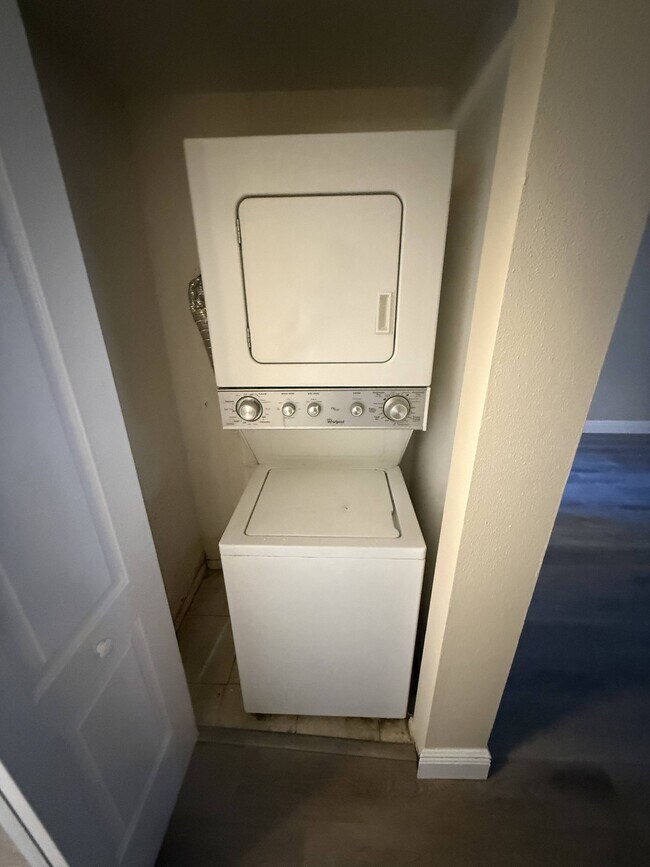 2460 NW 33rd St in Oakland Park, FL - Building Photo - Building Photo