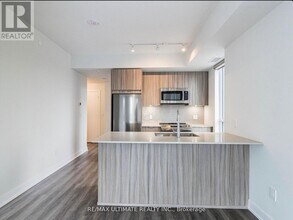 4130 Parkside Village Dr in Mississauga, ON - Building Photo - Building Photo