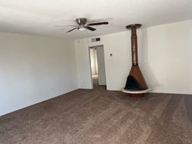 6012 Stockdale Hwy in Bakersfield, CA - Building Photo - Building Photo