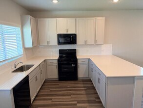 13312 Underbank Rd in Pflugerville, TX - Foto de edificio - Building Photo