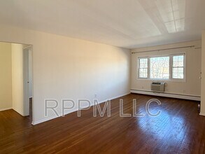 45 Wedgewood Dr in Verona, NJ - Foto de edificio - Building Photo