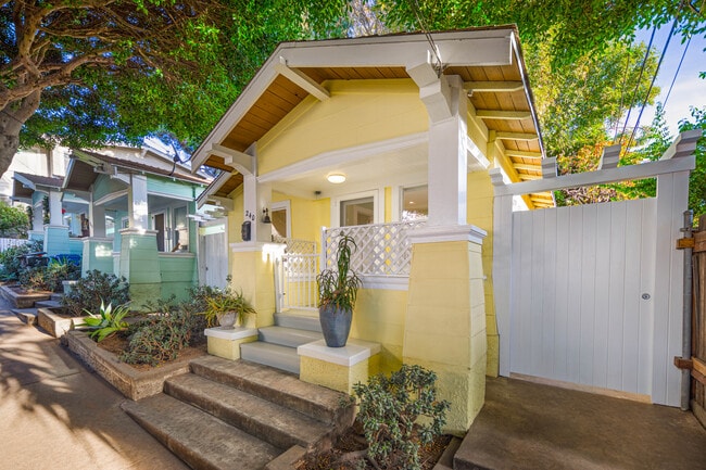 240 Ashland Ave in Santa Monica, CA - Foto de edificio - Building Photo