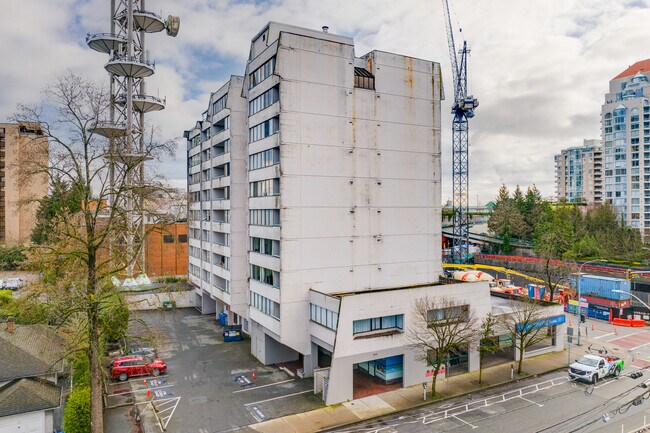 Edgewater Towers in New Westminster, BC - Building Photo - Building Photo