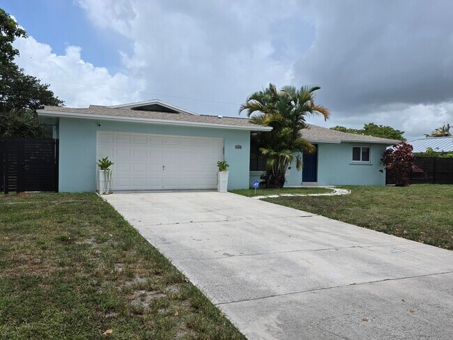 194 Akron Rd in Greenacres, FL - Building Photo - Building Photo