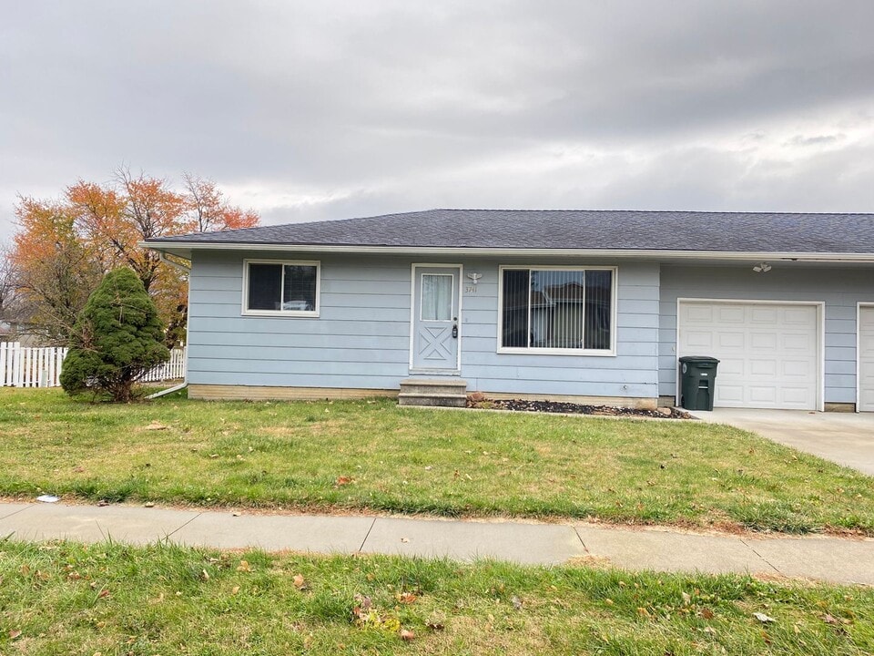3741 Joan Dr in Waterloo, IA - Building Photo