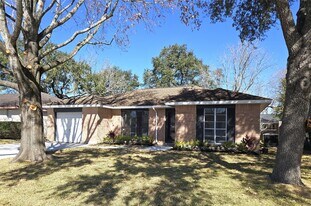815 Merribrook Ln in Friendswood, TX - Building Photo