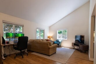 1170 Eagle Ct in Klamath Falls, OR - Building Photo - Building Photo