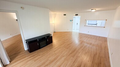 6475 W Oakland Park Blvd in Lauderhill, FL - Foto de edificio - Building Photo