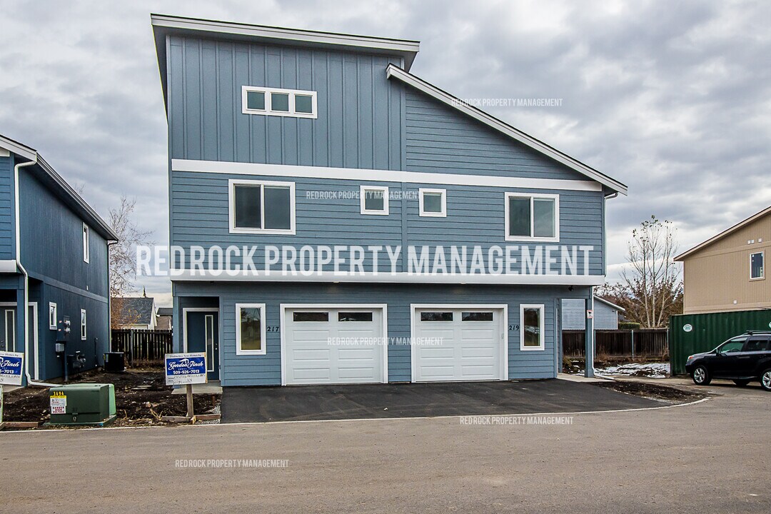 227 S Woodlawn Rd in Spokane Valley, WA - Foto de edificio