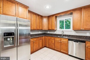 10004 Dalroy Ct in Fairfax, VA - Building Photo