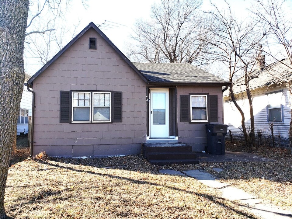 421 Old Main St in Newton, KS - Building Photo