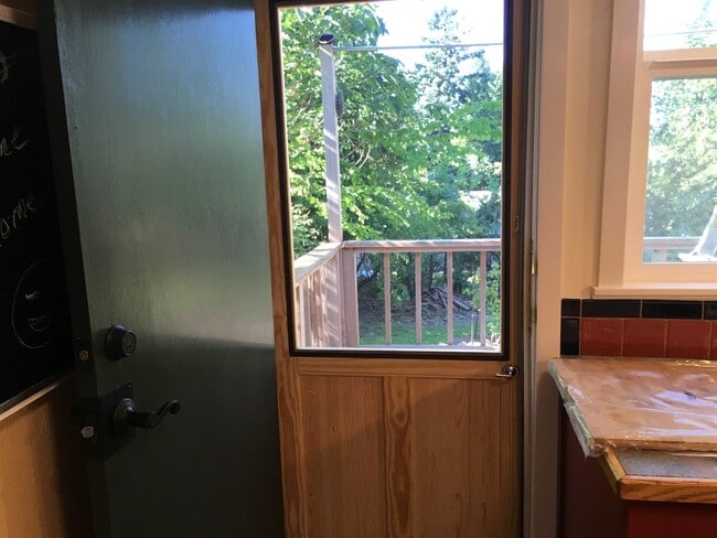 5007 SW Custer St in Portland, OR - Foto de edificio - Building Photo