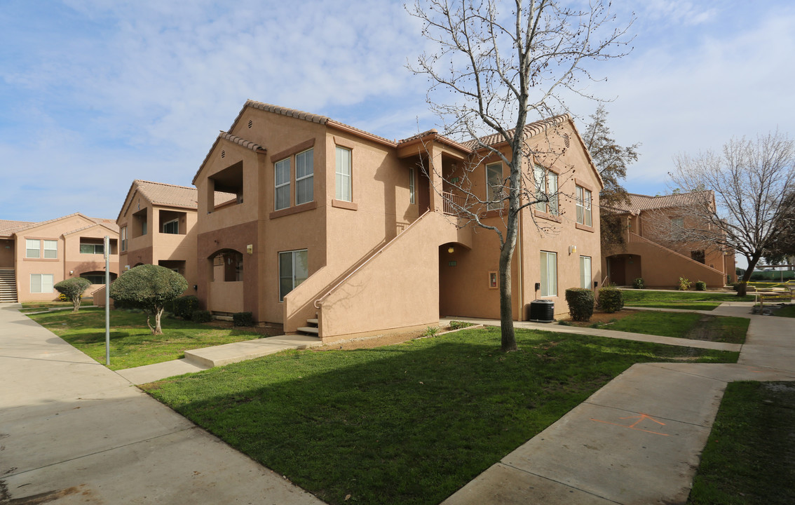 Auburn Heights in Bakersfield, CA - Building Photo