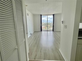 900 SW 8th St, Unit 1505 in Miami, FL - Building Photo