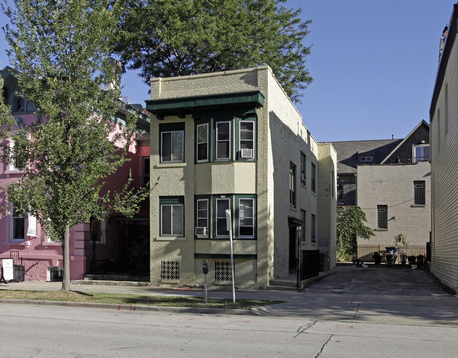 724 E Wells St in Milwaukee, WI - Building Photo