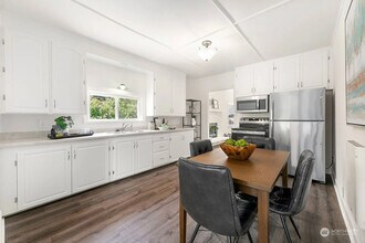 11520 16th Ave NE in Seattle, WA - Foto de edificio - Building Photo