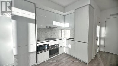 8 Interchange Wy in Vaughan, ON - Building Photo - Building Photo