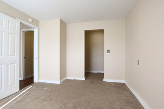 Ashburn Court Apartments in Carbondale, IL - Building Photo - Interior Photo