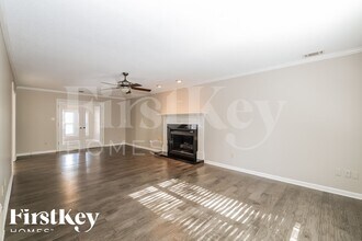 8082 S Regis Pl in Memphis, TN - Foto de edificio - Building Photo