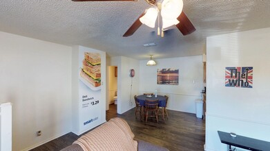 Sycamore Square in Denton, TX - Foto de edificio - Interior Photo