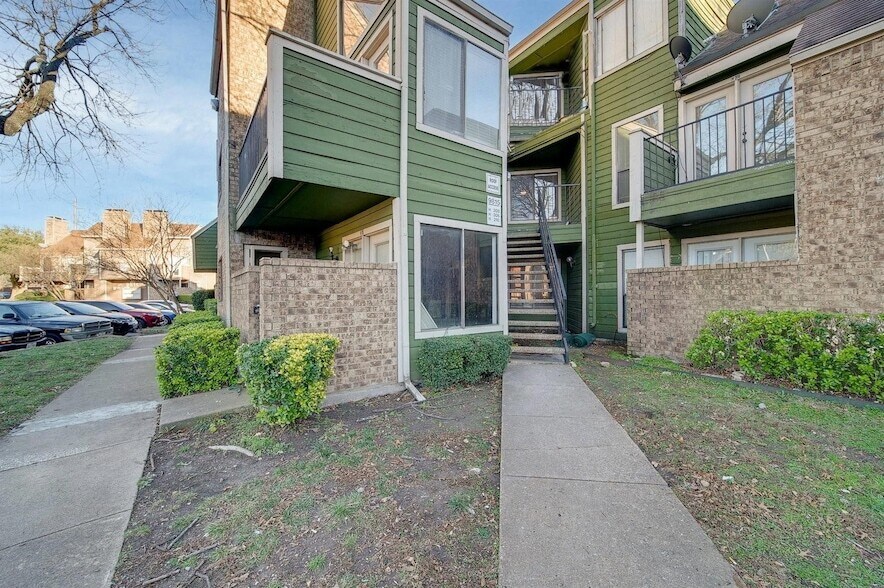 9815 Walnut St, Unit H210 in Dallas, TX - Building Photo