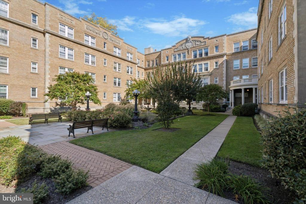 6655 McCallum St in Philadelphia, PA - Building Photo