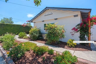 8151 Beaver Lake Dr in San Diego, CA - Building Photo - Building Photo