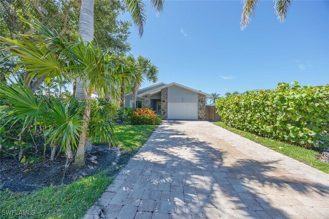 570 100th Ave N in Naples, FL - Building Photo - Building Photo