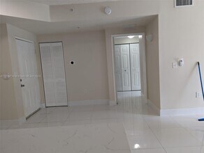 8010 N Nob Hill Rd in Tamarac, FL - Building Photo - Building Photo