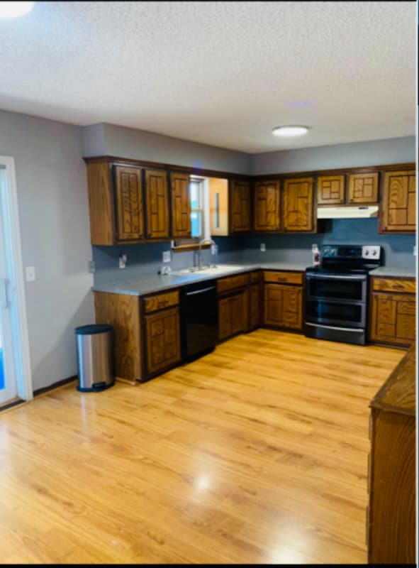 2412 E Hills Dr in Moore, OK - Foto de edificio - Building Photo