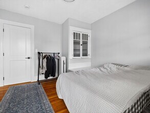 256 Main St, Unit 2 in Medford, MA - Foto de edificio - Building Photo