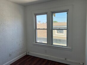 247 Elm St, Unit 2 in Elmwood Park, NJ - Foto de edificio - Building Photo