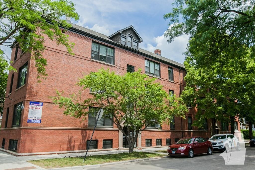 1952 W Nelson St, Unit 3W in Chicago, IL - Building Photo