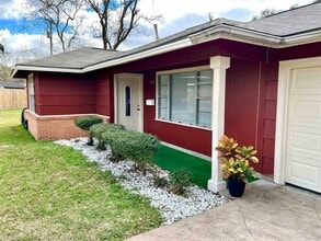 1735 S Park in Alvin, TX - Building Photo - Building Photo