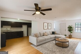 6354 Shannon Pkwy in Union City, GA - Building Photo - Building Photo