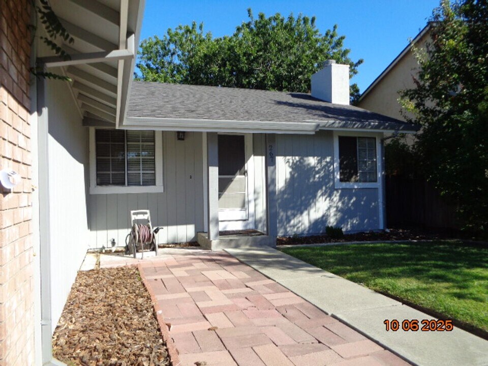 267 Limerick Way in Vacaville, CA - Building Photo