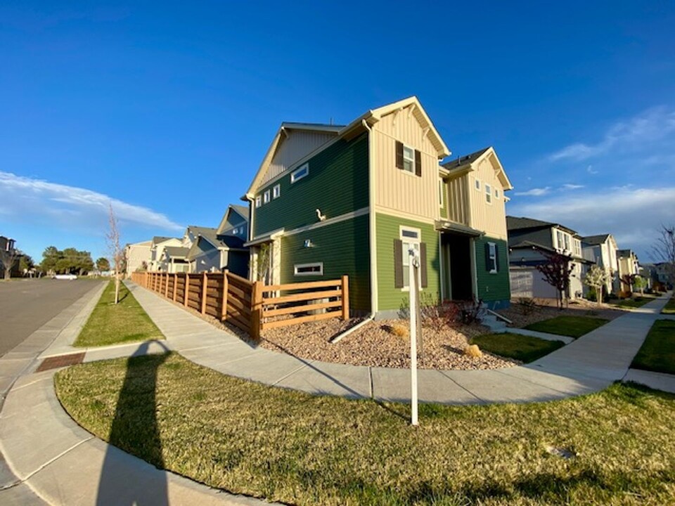 10196 Worchester St in Commerce City, CO - Foto de edificio