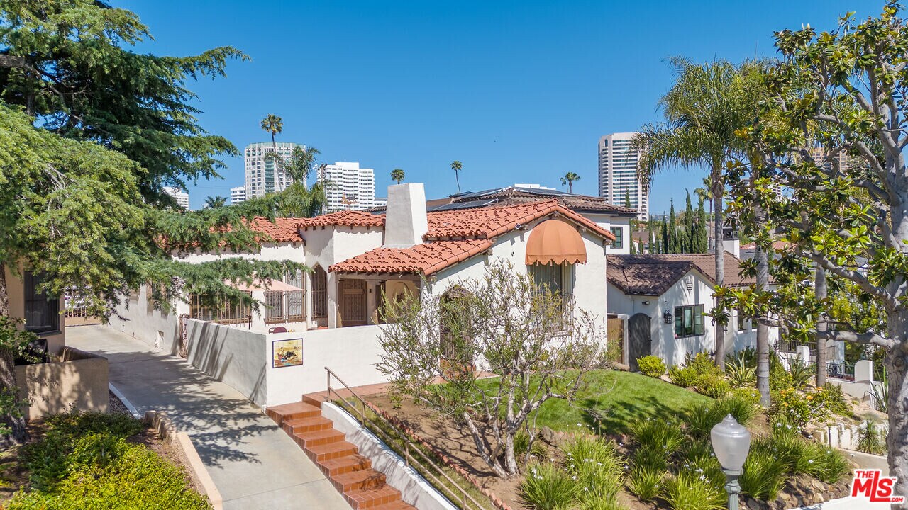 1511 Pandora Ave in Los Angeles, CA - Building Photo