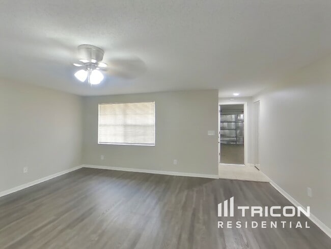 1203 Seffner Valrico Rd in Valrico, FL - Building Photo - Building Photo