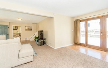 108 5th St NE in Waverly, IA - Foto de edificio - Building Photo