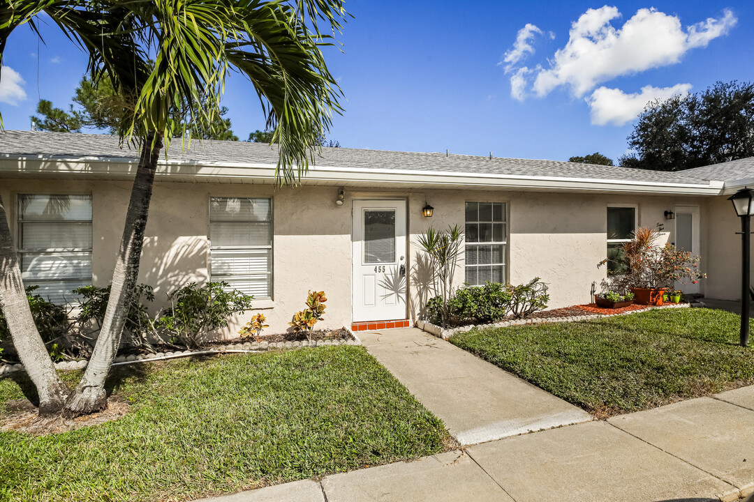 455 Franconia Cir in Greenacres, FL - Building Photo