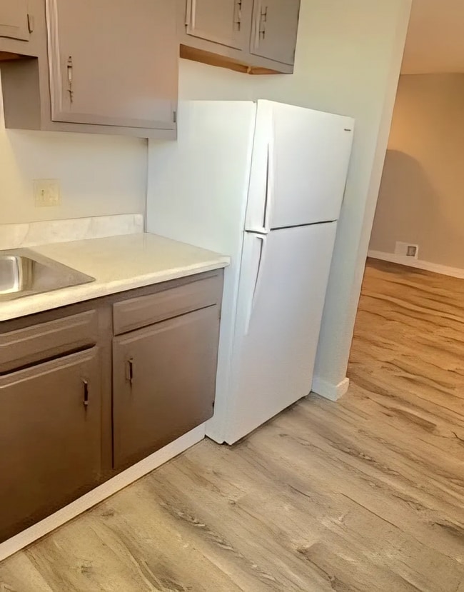 321 Ella St, Unit 10 in Mckees Rocks, PA - Foto de edificio - Building Photo