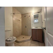 1015 NW 42nd St in Miami, FL - Building Photo - Building Photo